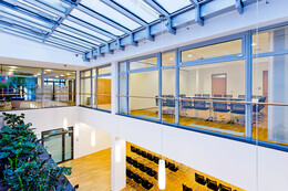 Atrium des Konferenzraums mit Blick auf die beiden Seminarräume