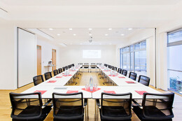 Seminarräume kombiniert, Blick auf Projektionswand und O-Bestuhlung für bis zu 28 Personen