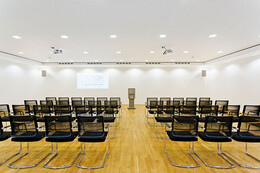 Konferenzraum im Erdgeschoss, bis zu 90 Personen (Kinobestuhlung) finden Platz