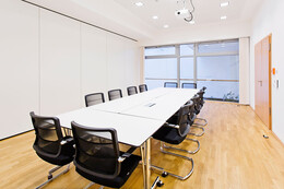 Seminarraum 1, 38 m², Tische und Bestuhlung für 12 Personen, Blick auf das Atrium